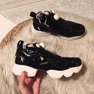 Reebok sneakers - Reebok Fury Pump sneakers i strl 37,5 (obs stora i storleken). Använda fåtal gånger pga lite för små för mig.