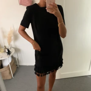 🖤 - Svart klänning med detaljer nedtill