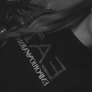 Långärmad Armani topp - Säljer denna fina tröja från Armani i storkel S för 600kr. Har haft tröjan i ca 2 år men har knappt använt den då det inte riktigt är min stil.  (Nypris ca 1000kr) Säljer den eftersom mitt ex gav den till mig.  Kan tänka mig sänka priset vid snabb affär...