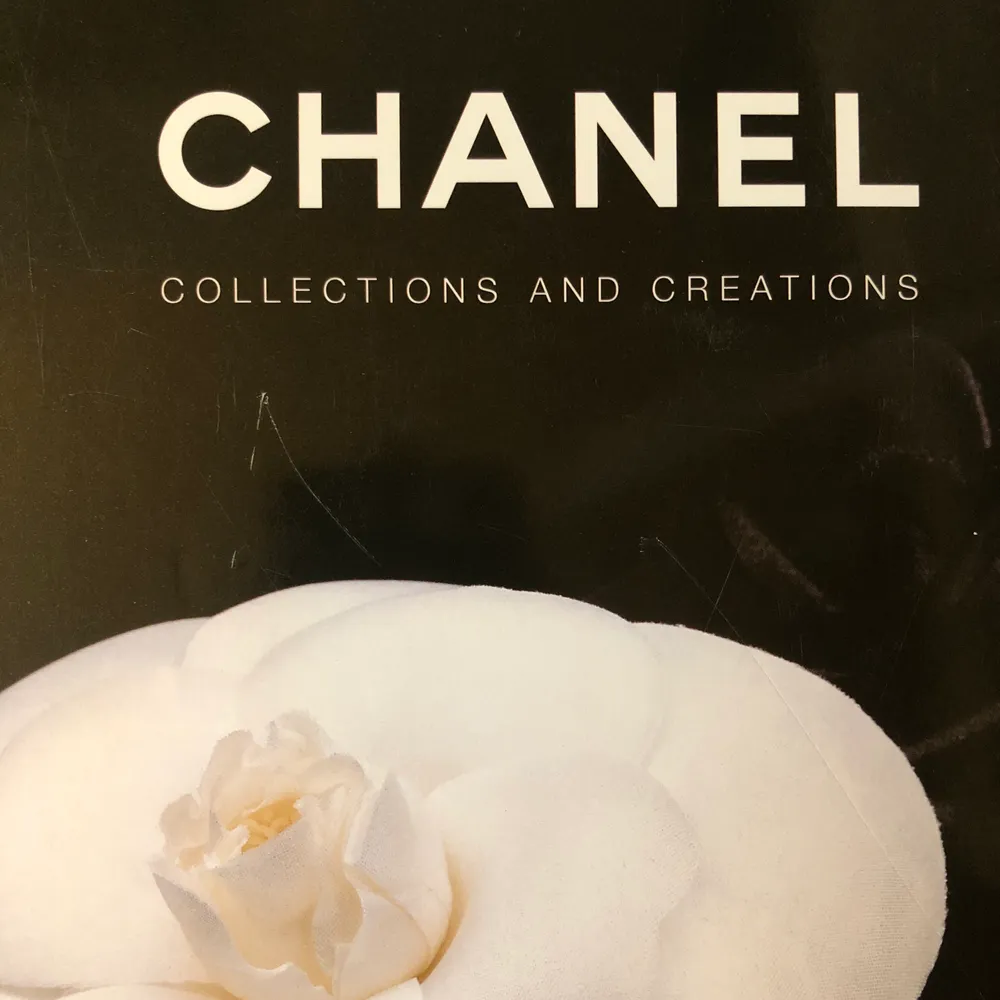 Obläddrad coffee table Chanel bok. Mindre repa (se bild), inget som stör. Pris inklusive frakt.. Övrigt.