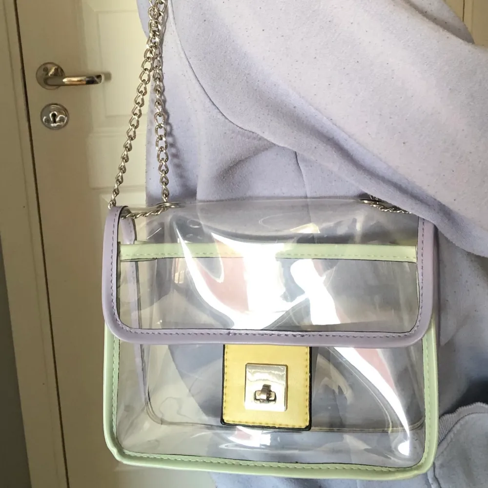 Transparent väska med pastell detaljer! Älskar den men används för sällan:( Köparen står för fraktkostnaden✨. Accessoarer.