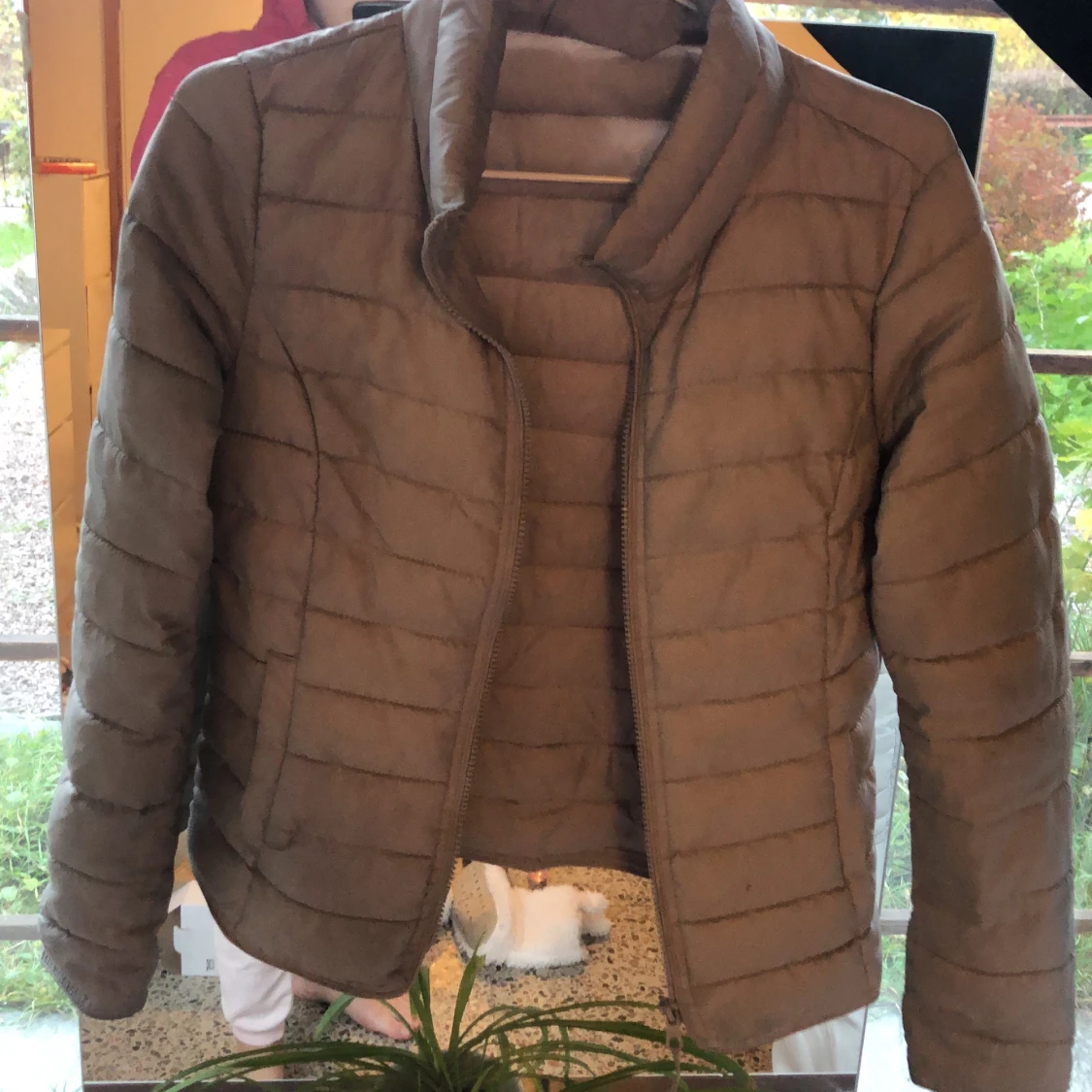 Biege dunjacka från Only