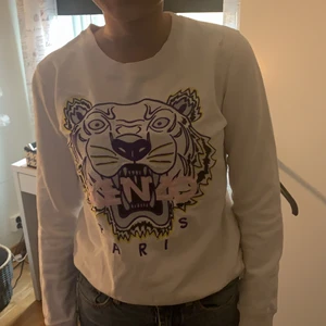 Kenzo tröja  - nästan ny, en liten fläck uppe på axeln men de är inget som syns 