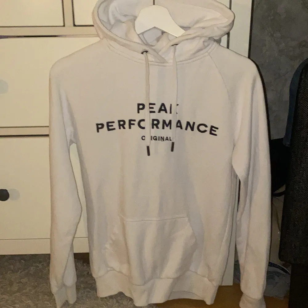 Super fin och skön peak performance hoodie i färgen vit. Storlek S. Säljer då den inte kommer till användning. Nypris 1000kr. Utgångspris 300kr+frakt. Buda ifall flera är intresserad med minst 15 kr mellan varje bud. Hoodies.