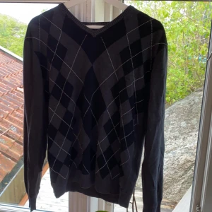 Rutig tröja  - Säljer denna supersnygga tröja köpt från beyond retro! 