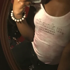 Ariana grande bodysuit - Ariana grande merch , en fin rosa bodysuit med lyrics,  medium låg rygg med en liten skriftelse av hnes namn där bak.inte stretchig alls så passar enbart ba xs/xxs