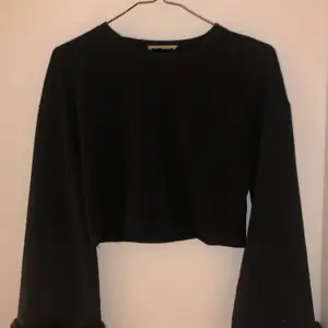Croppad svart tröja från Zara i storlek S! 🤍💕