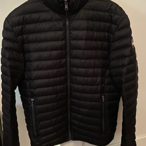 Colmar jacka  - Mycket bra skick, ny pris 3800, sitter som M, skriv vid intresse :)