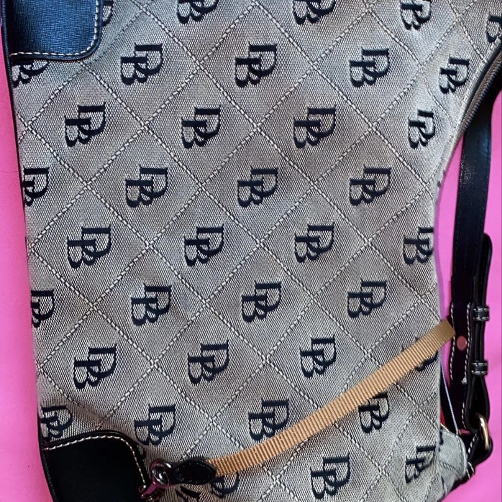 Dooney and Bourke purse only been used once. In good conditions no scratches or no damages has been done. . Väskor.