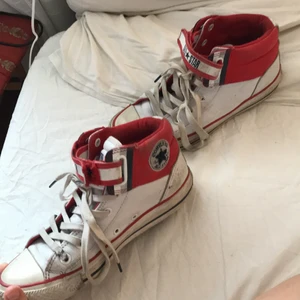 As snygga converse - Ett par as snygga höga converse,relativit bra skick,köpt för 400,vad kan ni ge?dem är i stl 37,5men lite större i storleken ,om fler är intreserade så buda i komenatrarena och om igen budar över dig på 24h så är dem dina💕💕kom privat för fler frågor ,äkta okså