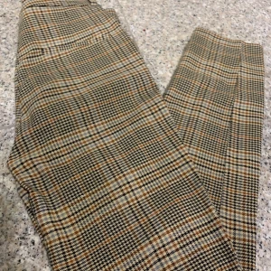 Rutiga byxor från monki - Ett bar skit snygga rutiga byxor från monki som är i storlek 34. Använd fåtal gånger. Köparen står för frakt