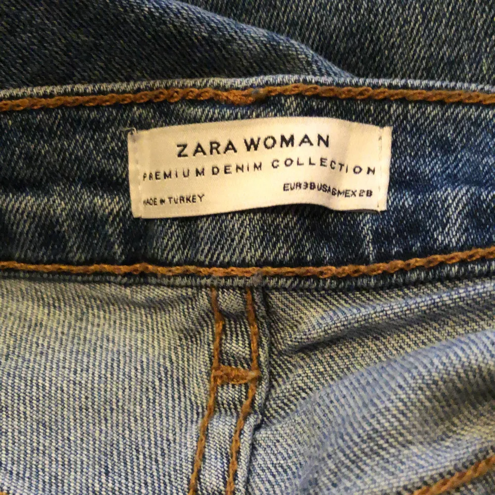 Hej! Jag ska sälja dessa byxor från zara i st 38. De passar även mig och brukar ha 34/36 i jeans! Skriv vid intresse. Högstbjudande får dem. . Jeans & Byxor.