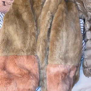  Zara jacka med coola detaljer  - Snygg pälsjacka med rosa detaljer på armarna. Köpt från zara knappt använd. I storlek 13-14 (166) o passar mig som är 165. Nypris 1500 mitt pris 700