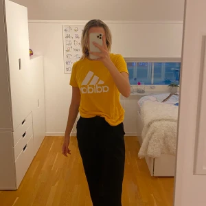 T-shirt - Adidas - Snygg t-shirt som funkar både till träning och till vardags. Står ingen storlek, men passar mig som är 175 cm lång och är small/medium.