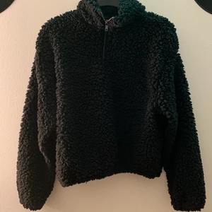 Mysig svart kofta - Supermysig kofta som är i bra skick och har en relativt loose fit. 