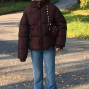 Vinter jacka! - Säljer denna super härliga jacka från NAKD köpt för ungefär 1 år sedan men har bara använts typ 5 gånger. Jag har vanligtvis storlek 36/S och detta är en 42 och sitter bra men lite oversize på mig vilket bara är snyggt! 