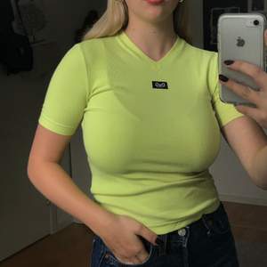 En cool lime grön/gul t- shirt från D&G! Aldrig använt!! ( frakt ingår)