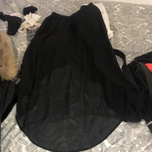 Kjol - Säljer min långa kjol den är öppen där fram.