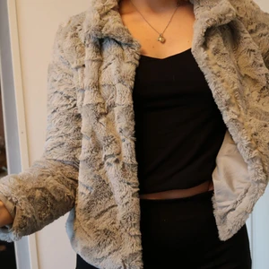 Teddy jacka  - Jacka från Vero Moda som är använd få gånger. Bra skick och inga fläckar. Har både fickor och knappar så man kan stänga kickan.<3 betalning sker via swish+frakt