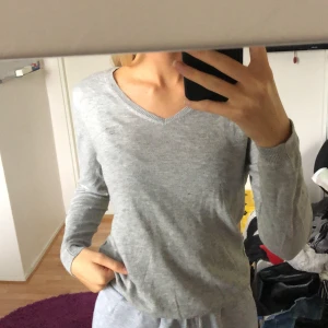 V-ringad tröja från Gant - V-ringad tröja från Gant i storlek S. Knappt använd. Skön och mjuk.