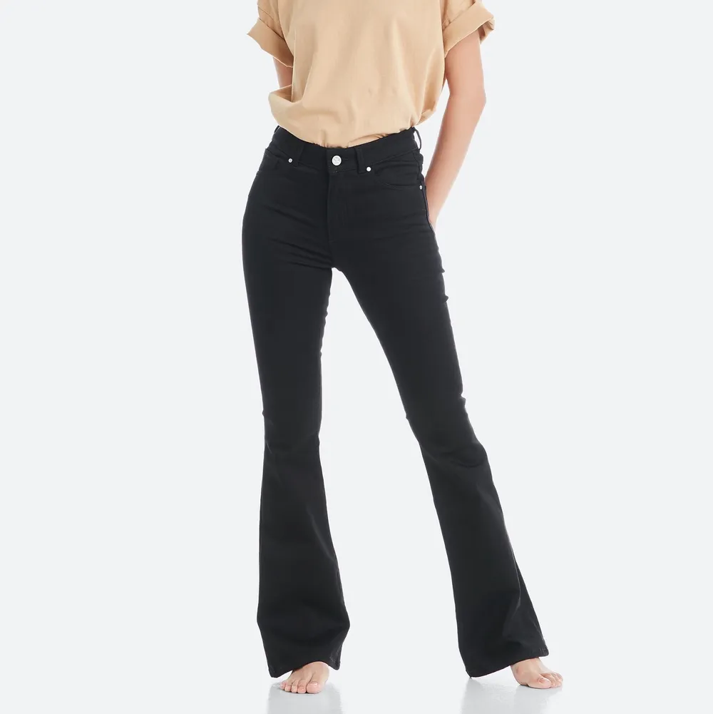 Svarta botcut jeans (high-waist) i bra skick från bikbok. Jeansen är knappt burna och har inget spår av någon skada.. Jeans & Byxor.