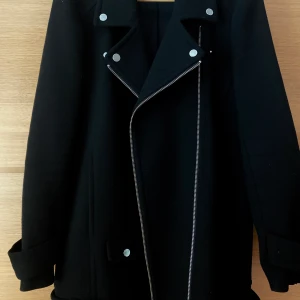 Kappa från zara (L)  - Svart kappa från Zara i storlek L. Använd ca 5 gånger. Lite kortare i modellen och passar perfekt till hösten 🍂 