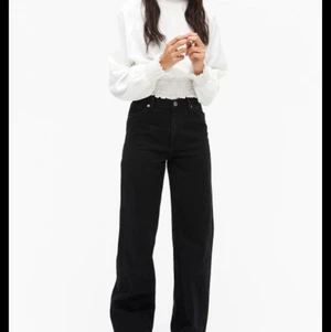 Svarta Yoko jeans - Säljer mina svarta Yoko jeans från monki, helt nya och aldrig använda. Säljer pågrund av att de inte är min smak av stil