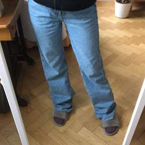 Ett par helt nya pull and bear jeans som jag köpte för ungefär 2 veckor sedan aldrig använda så gott som nya, jag är 162 men dem är långa och skulle 100% passa någon som är upp till 175 annars kan man bara klippa av dem om dem är för långa💕 frakten kostar 79kr