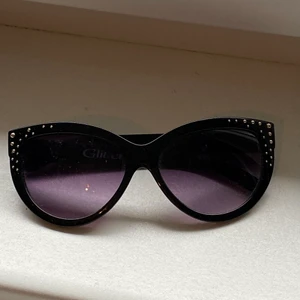 Solglasögon  - Några silver delar som e borta men syns knappast 