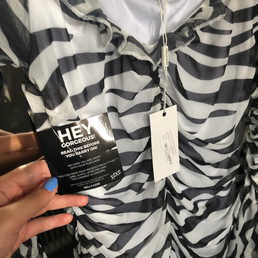 Helt ny, alla lappar är kvar. Så snygg klänning med zebra mönster. Köparen står för frakt på 63kr ❤️. Klänningar.