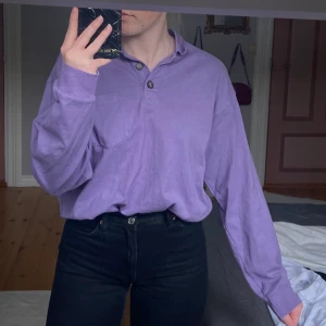 Lavendel lila tröja från Monki, stl: XS - Snygg och skön tröja från Monki, knappt använd, säljer pga används ej, stl XS