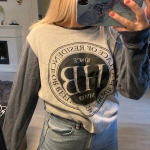 Sweatshirt  - En ganska tunn men snygg sweatshirt i storlek M, vet dock inte riktigt  vart den kommer ifrån🤩