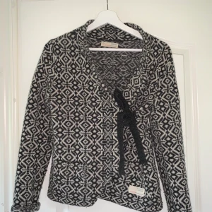 Odd Molly kofta storlek 1 - Odd Molly kofta i nyskick, endast använd 1 gång. Storlek 1,  motsvarar storlek S. Nypris 1800kr. Pris går att diskutera vid snabb affär och köparen står för frakt avgiften.                                                  