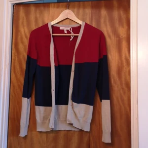 Tröja  - Använd några månader, men den är i jätte bra sick 