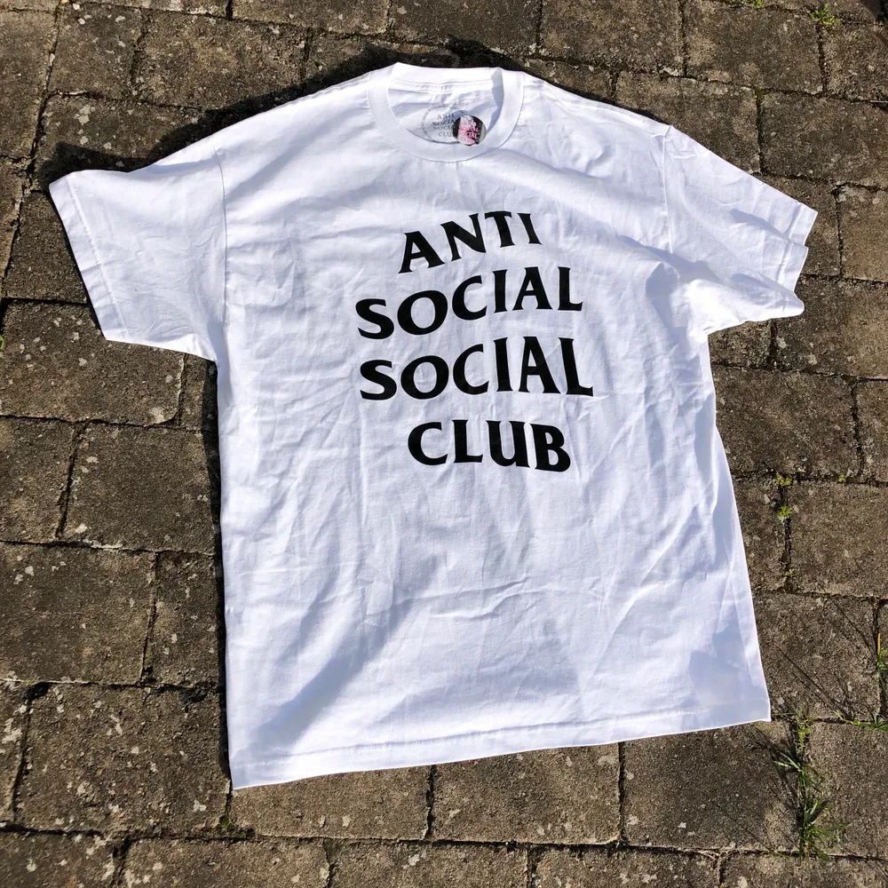 Anti social social club tshirt i strl: XXL. Helt ny med tags kvar condition: 10/10!. T-shirts.
