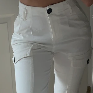 Vita cargo pants - Riktigt snygga cargo byxor! Säljer då de aldrig kommer till användning (jag är 1.60) Buda💕💕
