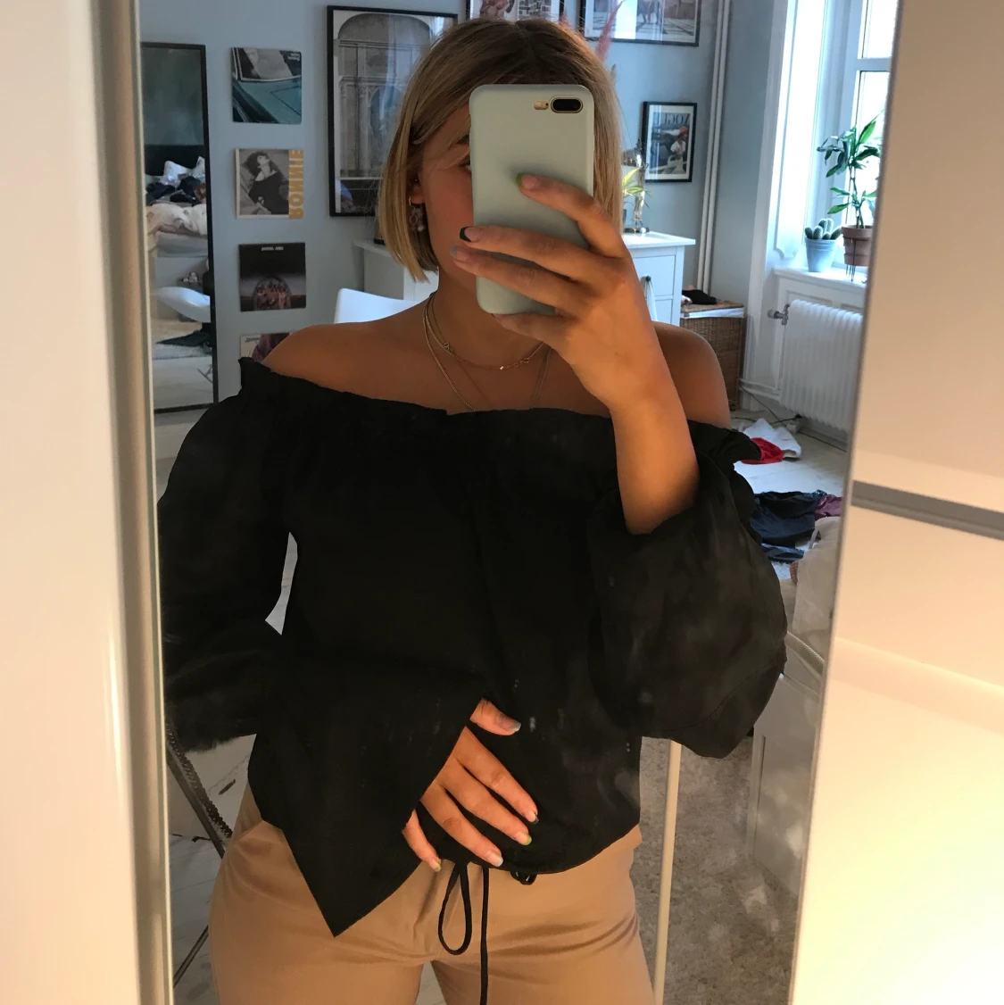 Svart off shoulder blus - 90