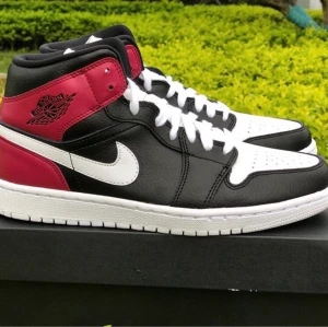 Jordan 1 Mid Black Noble Noble Red - Jordan 1 Mids i svart, vitt och vinröd. Använda ett par få gånger, så gott som nya. Buda i kommentarerna💕 Köpte nya för 2000kr, från Footlocker.