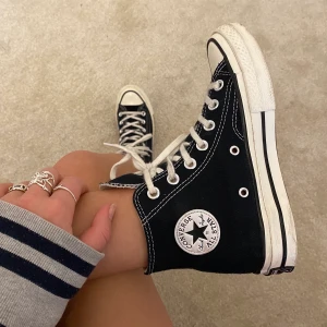 Converse 70s - Svarta Converse Chuck Taylor All Star 70s, sparsamt använda, säljs då de ej används!! Storlek 35, kostar 950kr nya