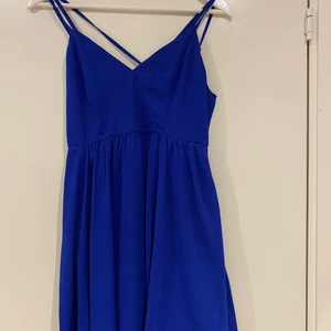 Blå klänning med fina detaljer S  - Royal blå klänning med fina detaljer. Aldrig använd, storlek 10 (australien) passar XS-S. 