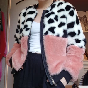 Fluffig jacka - En supermjuk fakepälsjacka. Köpt på barnavdelning men största storleken så sitter som en xs. Inte riktigt min stil längre dock därav säljer jag vidare så någon annan kan få ta del av denna fina höstjacka. Pris +frakt