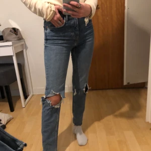 Raka jeans från Zara  - Raka mörkblåa jeans från Zara med hål på knäna. Säljer pga av att dom är lite för små för mig. Säljer för 100kr + frakt. 