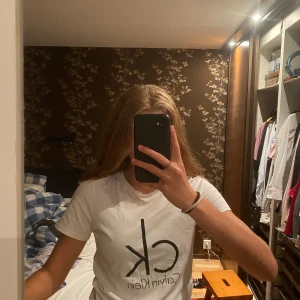 Calvin Klein t-shirt  - En superfin t-shirt som tyvärr har blivit för liten för mig. Den är i storlek 152/164 vilket ungefär motsvarar XS och därför är lite för liten för mig som vanligtvis är en S. Buda i kommentarerna och om ni har några frågor eller vill ha fler bilder så kan ni kontakta mig privat!🧚‍♀️💫🥂❤️