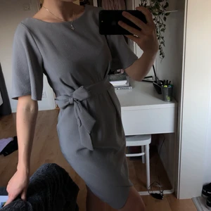 Grå finklänning - Säljer en grå finklänning i nyskick!! Köpt på Zalando och är i storlek 6 (US) vilket motsvarar 38. 🥰 Köparen står för frakten