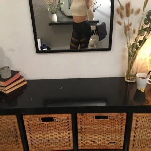 Skinnbyxor  - Skinnbyxor med snygga ränder på låren, storlek s/m sitter tight o snyggt o väldigt bekväma att ha på sig. Skriv för fler frågor eller bilder💗💞