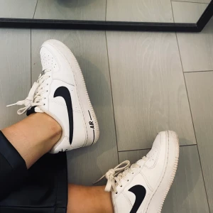 NIKE AIR FORCE 1 STRL 37,5 - Dessa ur snygga Nike air force 1 med svarta detaljer. Sparsamt använda. Nypris 1099kr säljes för 500kr!!!