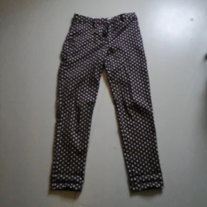 H&M strl 34 - Gröna, mönstrade kostymbyxor, strl 34. 