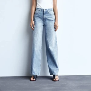 Zara wide leg jeans  - 2 första bilderna är lånade. Lapp finns kvar. De är i full lenght och inte klippta. 300 + frakt. Nypris 400kr. Storlek 34