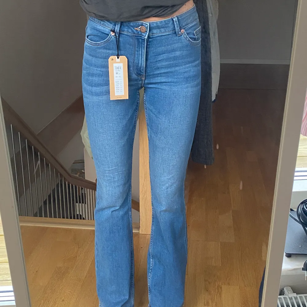 Jeans från Lindex. Dem har aldrig använts och har prislapp kvar! Storlek 38 men passar mig som är runt en 36ish i jeans. Passar en 38 också skulle jag säga. Nypris 399kr. Jeans & Byxor.