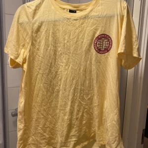 Gul t-shirt - Gina t-shirt använd 1 gång 